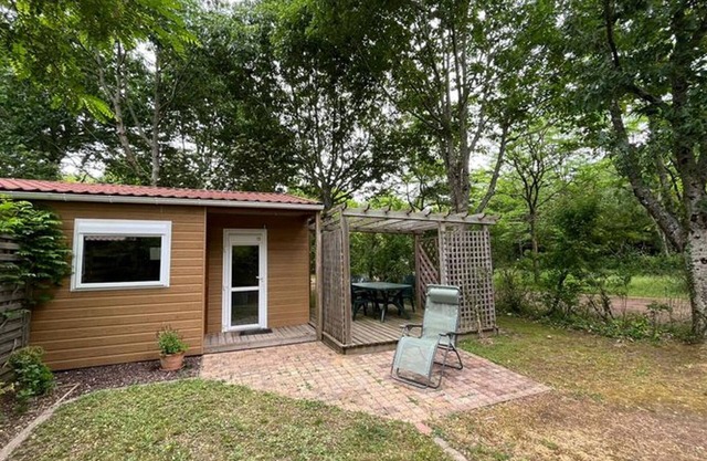 Cozy chalet with terrace for 2 in Tessoualle