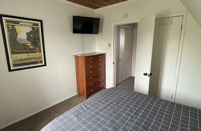 Cozy Chalet with Lake Michigan view, beach, pool and rec activities