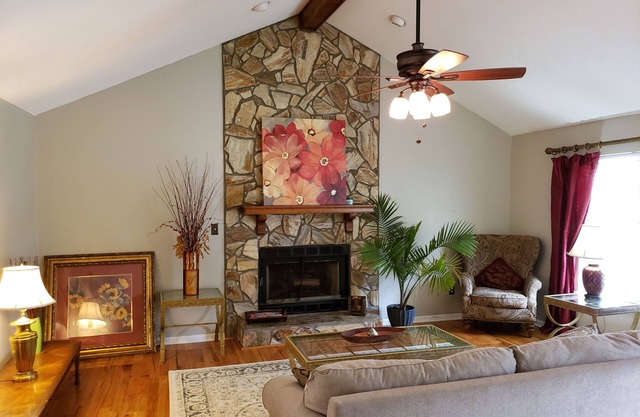 Cozy Cheerful vacation Home with pool & Recreation