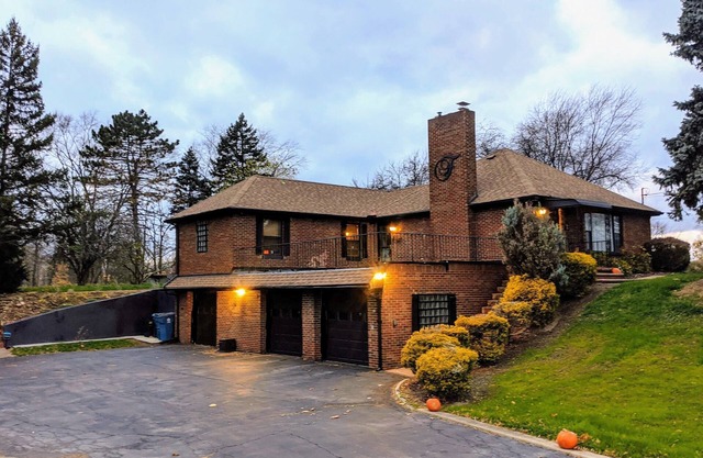 NEW Renovated, Cozy Home-massive driveway, grill+patio, awesome kitchen+TV areas