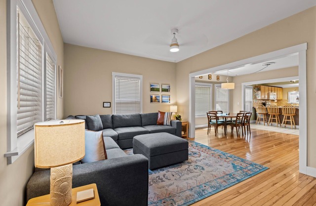 Acogedor 2 Bd. casa, a pocos pasos del centro de restaurantes y tiendas