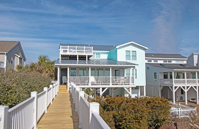 Cozy, Colorful, Coastal Cottage - Oceanfront 5 bedroom home