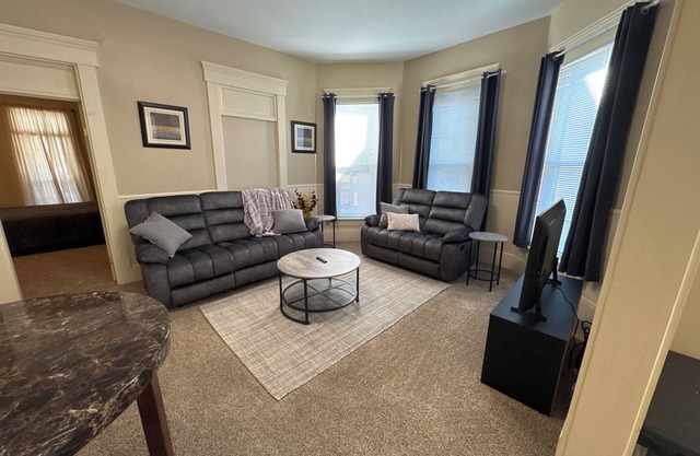 2-bed apartment /Downtown Columbus / parking/ WiFi/ LOCATION! LOCATION!