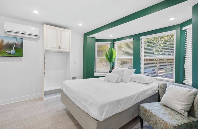 Cozy Comfortable and Quiet Queen Suite