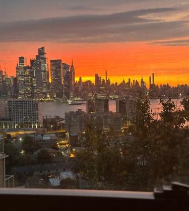 Cozy Comfy with AMAZING NYC Views 15min to Manhattan T SQ