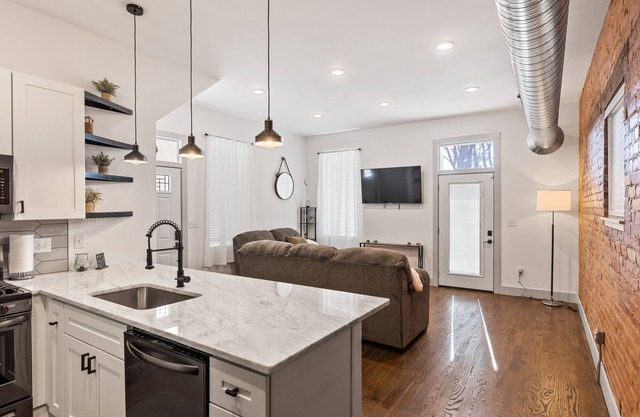 Cozy Condo <10min to Downtown, Events, Biz District, Universities, Hospitals