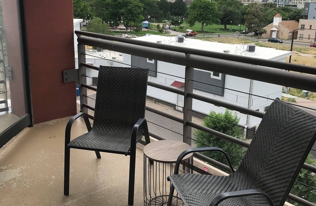 Cozy condo close to hospitals, walking distance to many restaurants.