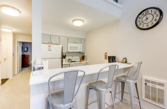 Cozy Condo with Balcony - Near Big Sky Resort!