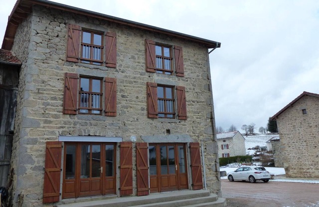 Antiguo taller renovado con jardín y terraza, ideal para vacaciones familiares en la Montaña Bourbonnaise