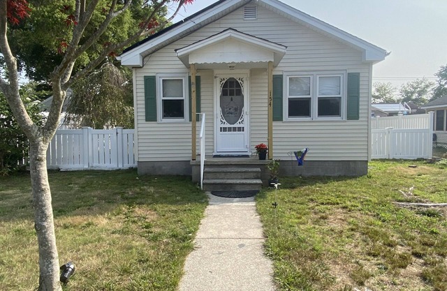 Cozy cottage 1 & a half blocks from bayside beach! Near dining, golf, dining.