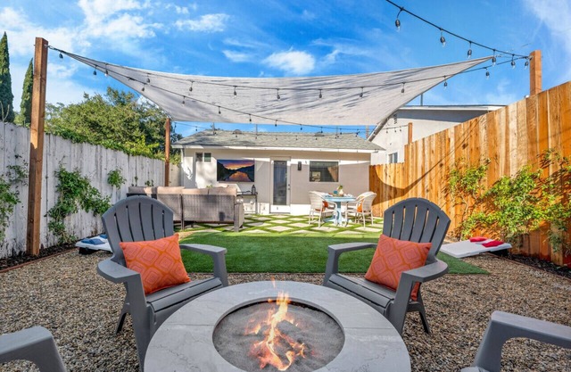 Cozy Cottage, Brand NEW, Private Yard, Walk to All