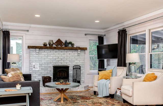 Cozy cottage close to hiking, wineries, shops in downtown Ellijay and Blue Ridge