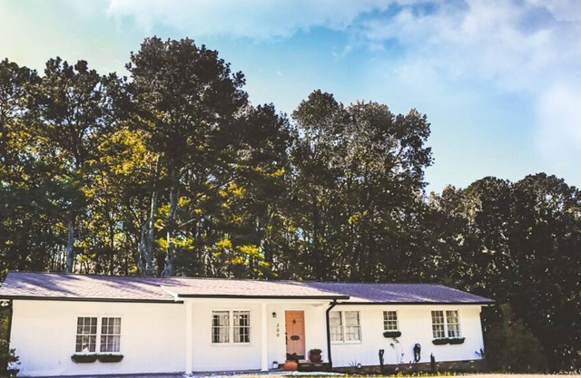 Cozy cottage in quaint small town. Close to studios and Atlanta downtown.