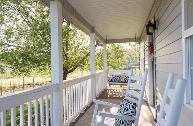 Cozy Cottage located in an Apple Orchard - 5 mins from Downtown Hendersonville
