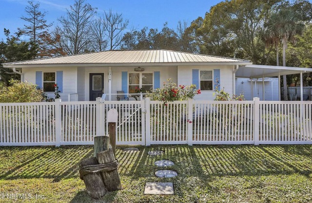 Cozy cottage located in the heart of the Mayport fishing village. Pool & Patio!