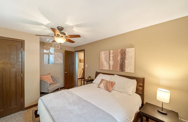 Cozy Cottage Near Downtown Walkable to Dining and Boutique Shopping