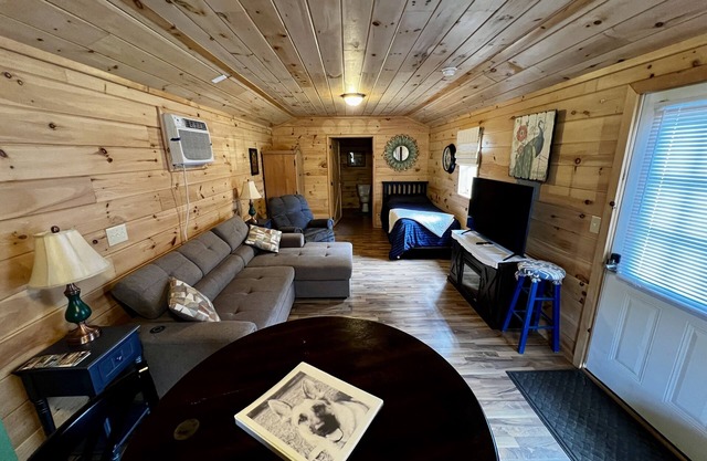 Cozy cottage near Music City USA , sleeps 3
