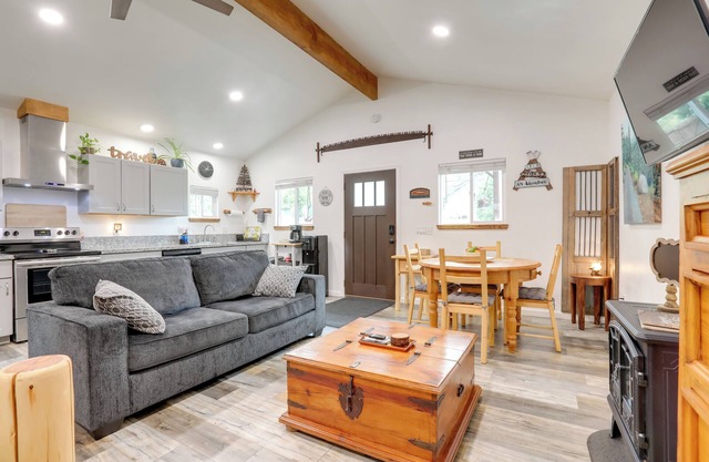 Cozy Cottage w/ Park Pass, 1 Mi to Jenkinson Lake!