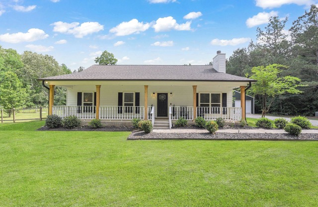 Cozy Cottage w/ Pool, Hot Tub, Game room and Hiking Trails near Lake Livingston