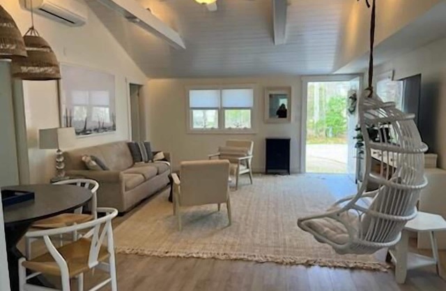 Cozy Cottage walk to Menauhant Beach