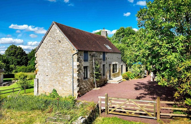 Casa rural reformada con jardín, terraza y cocina exterior, ideal para pescadores y familias