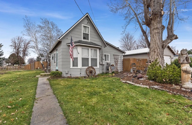 Cozy County Home with hot tub!!