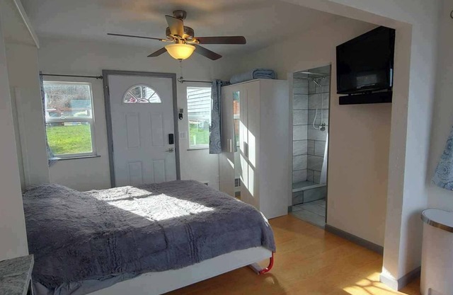 Cozy Cove: tiny home with an amazing view!