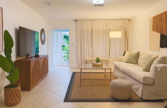 Cozy Dania Beach House w/ Fenced Backyard!