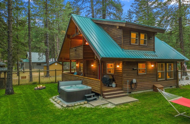 Cozy-dog friendly cabin with a hot tub, fireplace, that sleeps 6 guests.