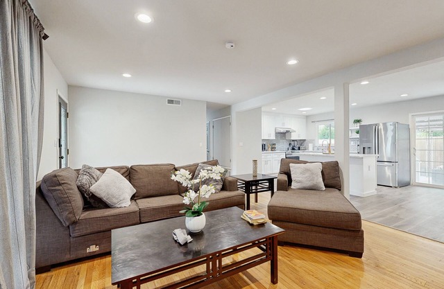 Cozy dog friendly home w/ patio - near Sacramento State University & Downtown