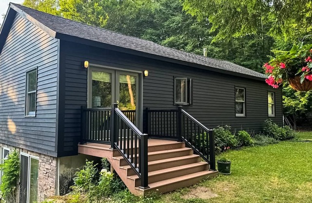 Cozy dog-friendly home on 3 acres, pellet stove, deck, firepit, projector, w/d,