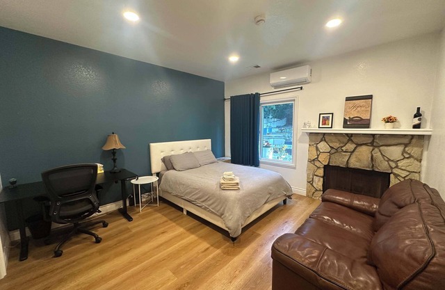 Cozy Elegant Room 102 · A Stylish & Peaceful Retreat for Refined Solo Living