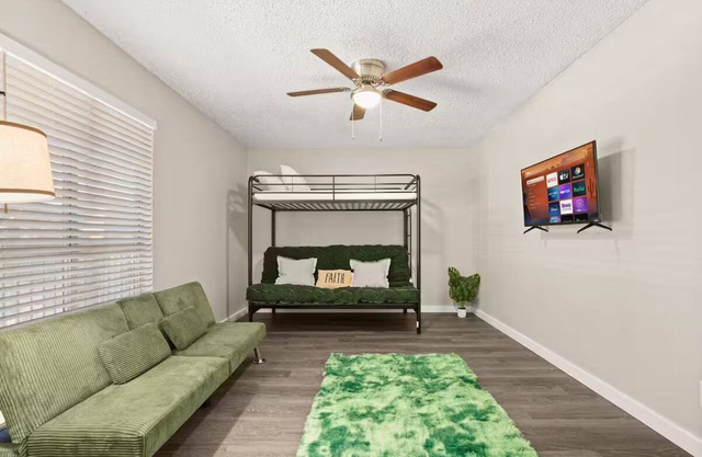 Cozy Emerald Hideaway - Pet Friendly
