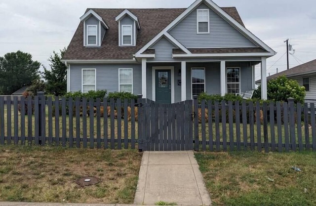 Cozy Escape in Central Joplin Sleeps 8+