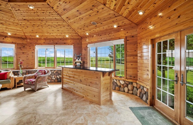 Cozy Estate with indoor Pickle ball and Hot tub. Golf, Fishing, Pet friendly