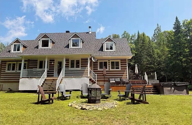 Cozy Fall Waterfront Chalet w/Spa and Beach Volleyball. Near Mont-Tremblant