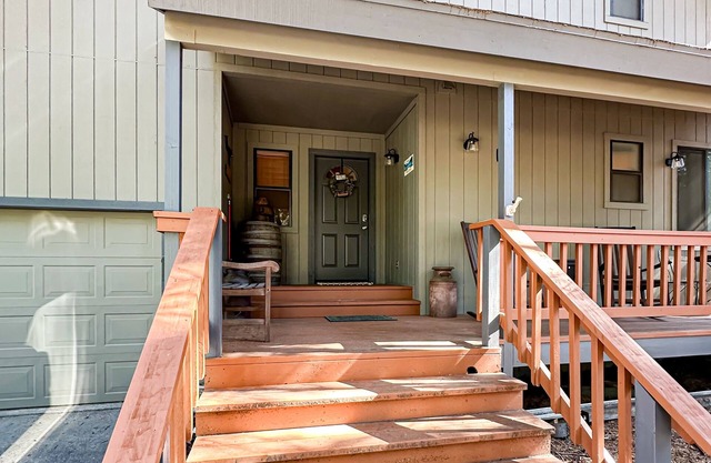 Cozy family-friendly home with air hockey, grill, deck, & nearby activities