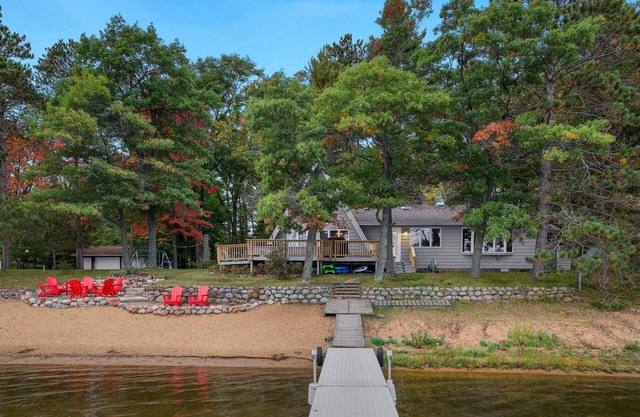 Cozy family-friendly A-frame on sandy beachfront - dogs welcome!