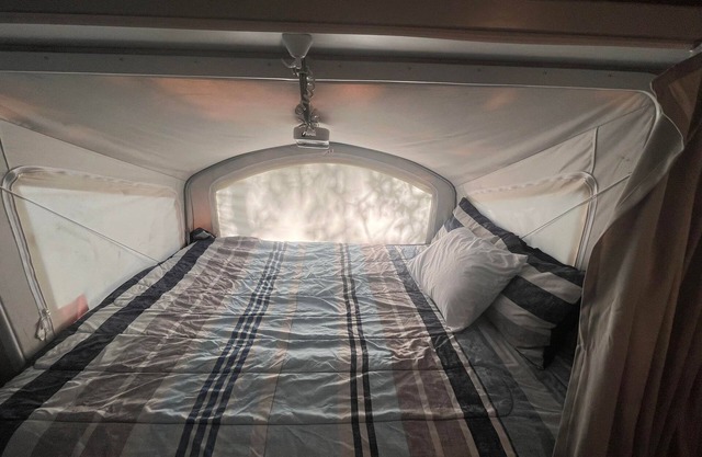 Cozy Glamper that sleeps 6 in a great location!