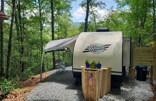 Cozy Glamping Pod with WiFi, HOT TUB, Outdoor Shower in marvelous Bryson City