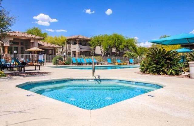 Cozy ground level resort style condo, w/ heated pool/hot tub, gym and discounts!