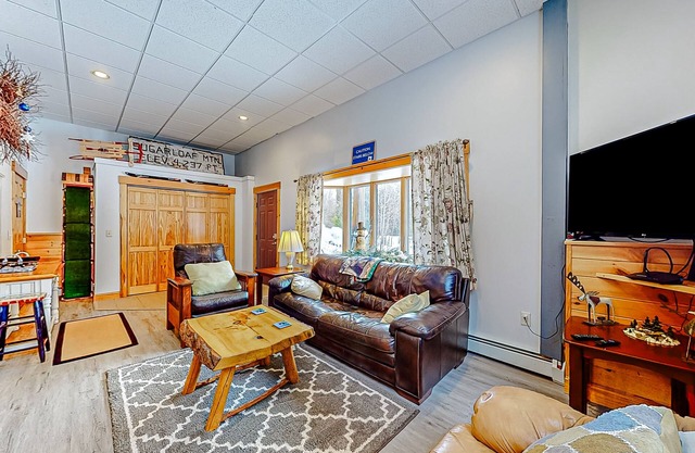 Cozy, ground-floor duplex retreat with direct shuttle service to Sugarloaf