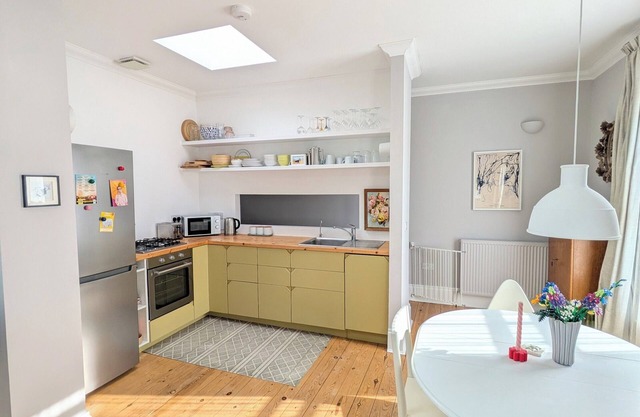 Cozy hideaway w/super fast wifi, minutes from great food places, dog friendly