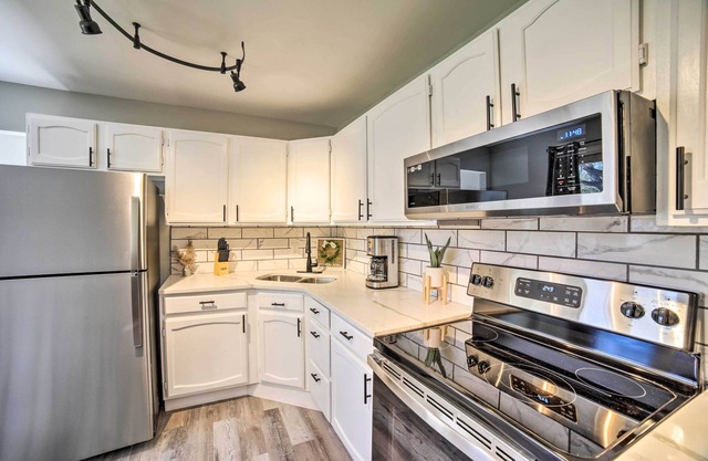 Cozy Hobart Retreat < 9 Mi to Lake Michigan!