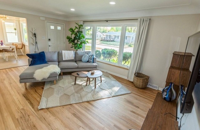 Fully-Renovated 3 BR near DSM! Work travel & Family Friendly.