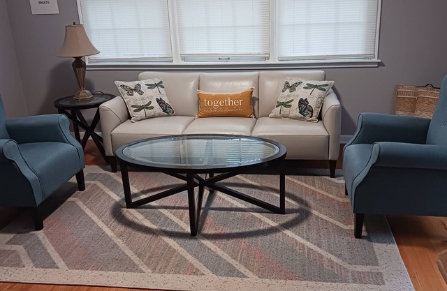 Cozy Home Away from Home- 5 minutes from local shopping area