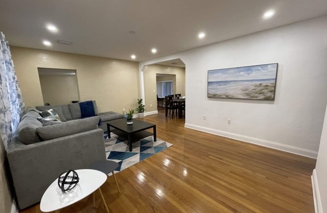 Cozy and family home, centrally located!