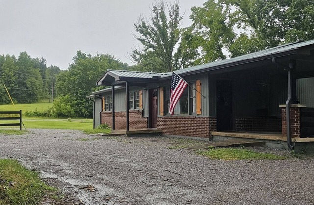 Cozy home for 6 in the Cherokee National Forest. Easy access for motorcycles!