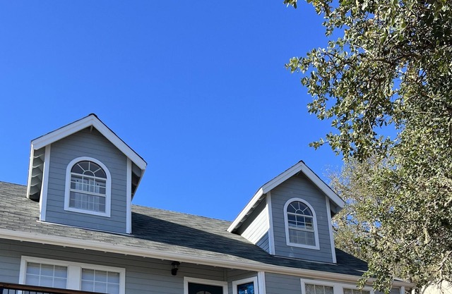 Acogedora casa en la hermosa comunidad de Oak Shores con WiFi