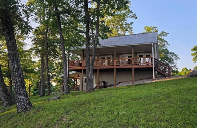Cozy home offers beautiful views of Lake Cumberland overlooking Conley Bottom